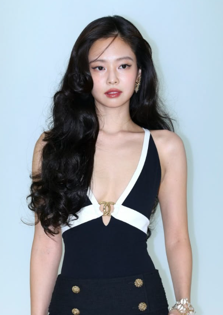 AboutMusicYT's tweet photo. Jennie and Wonbin are rumored to attend the Chanel Fashion Show in Paris on October 5th. https://t.co/JxQtLuz9Qb