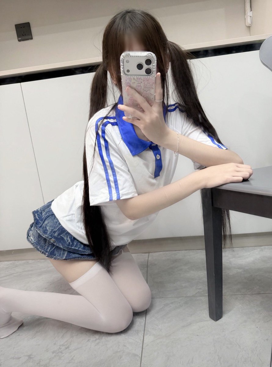 anna57zi7's tweet photo. 周末在电竞房悄悄露出勾引同学，没想到拍完照就把我凿了😫
谁要看福被凿的第一视角🫣
看完请“假装你没看到” https://t.co/dRLEB2yBJj