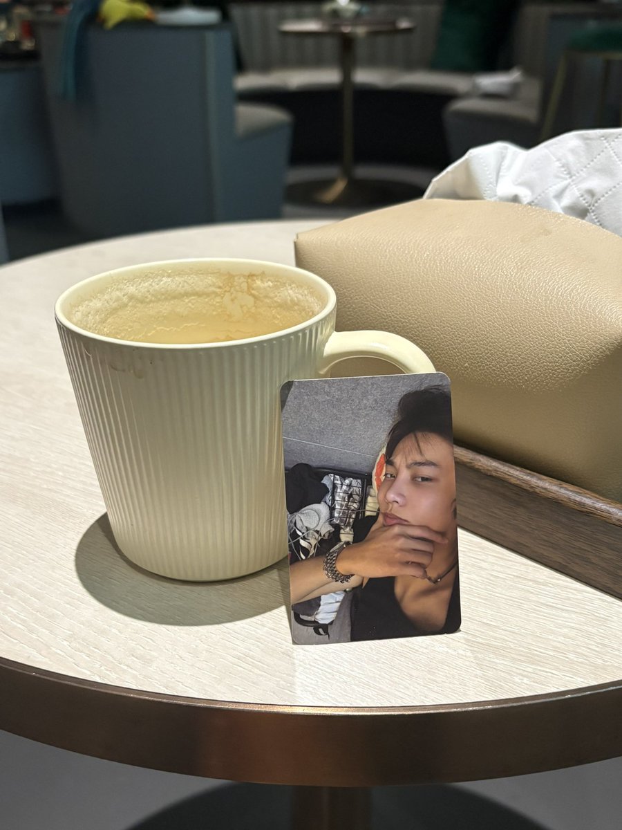 kryuls's tweet photo. não consegui ir no birthday cafe do ryul na quinta mas fui lá hoje mesmo sabendo que não ia ter nada pq a esperança do brasileiro é a última que morre https://t.co/2ESly9gMuX