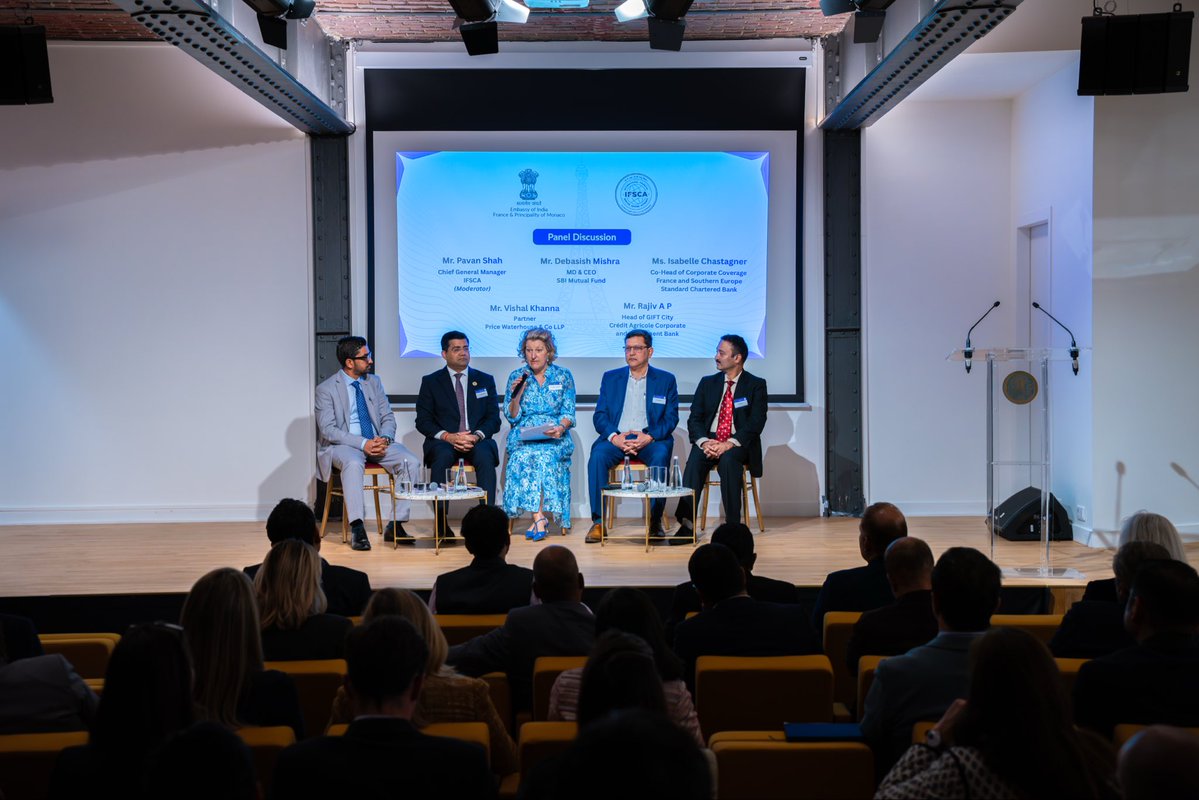 IndiaembFrance's tweet photo. Renforçant l'écosystème financier bilatéral entre la France et l'Inde, la Conférence internationale sur les « Opportunités pour les institutions financières françaises au sein du premier IFSC de l'Inde à GIFT City » s'est tenue au Centre culturel Swami Vivekananda à Paris.

L'événement a été marqué par les interventions de l'Ambassadeur Sanjeev Singla, de M. K. Rajaraman, Président de l'IFSCA, et du Dr Dipesh Shah, ainsi que par des échanges de haut niveau avec des représentants du secteur, notamment SBI Mutual Fund, PwC, Standard Chartered et Crédit Agricole.

Les délibérations ont principalement porté sur l'élargissement de la présence institutionnelle française en Inde, le renforcement des échanges commerciaux et des investissements bilatéraux, ainsi que sur le développement du financement du commerce, des paiements transfrontaliers et du soutien aux PME, tout en mettant en avant le rôle de GIFT City en tant que pôle international de services bancaires et de financement en devises étrangères.

@PMOIndia @MEAIndia @FinMinIndia @IFSCA_Official @GIFTCity_ @IndianDiplomacy @PIB_India @mygovindia
