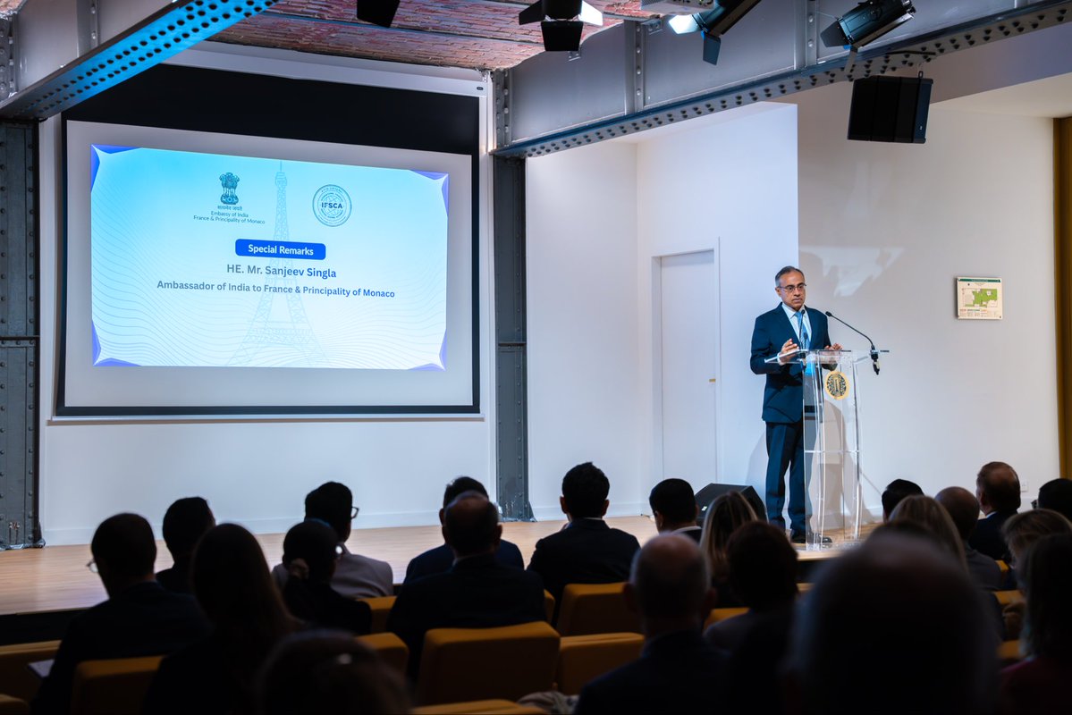 IndiaembFrance's tweet photo. Renforçant l'écosystème financier bilatéral entre la France et l'Inde, la Conférence internationale sur les « Opportunités pour les institutions financières françaises au sein du premier IFSC de l'Inde à GIFT City » s'est tenue au Centre culturel Swami Vivekananda à Paris.

L'événement a été marqué par les interventions de l'Ambassadeur Sanjeev Singla, de M. K. Rajaraman, Président de l'IFSCA, et du Dr Dipesh Shah, ainsi que par des échanges de haut niveau avec des représentants du secteur, notamment SBI Mutual Fund, PwC, Standard Chartered et Crédit Agricole.

Les délibérations ont principalement porté sur l'élargissement de la présence institutionnelle française en Inde, le renforcement des échanges commerciaux et des investissements bilatéraux, ainsi que sur le développement du financement du commerce, des paiements transfrontaliers et du soutien aux PME, tout en mettant en avant le rôle de GIFT City en tant que pôle international de services bancaires et de financement en devises étrangères.

@PMOIndia @MEAIndia @FinMinIndia @IFSCA_Official @GIFTCity_ @IndianDiplomacy @PIB_India @mygovindia