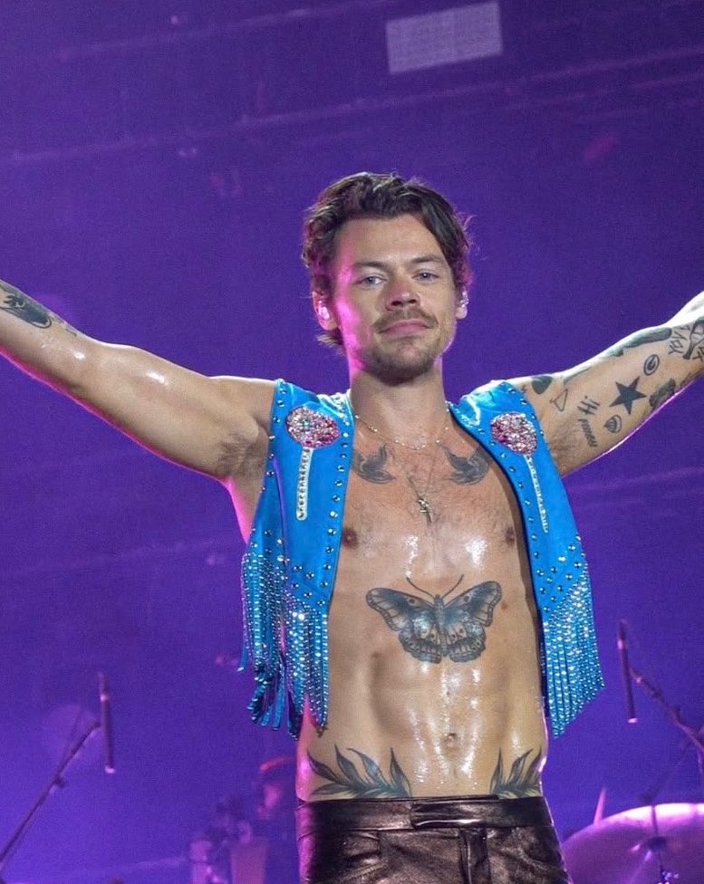 ilvhstyless's tweet photo. os looks da lot jamais te deixariam passar por isso harry https://t.co/9YtKStA2Jf