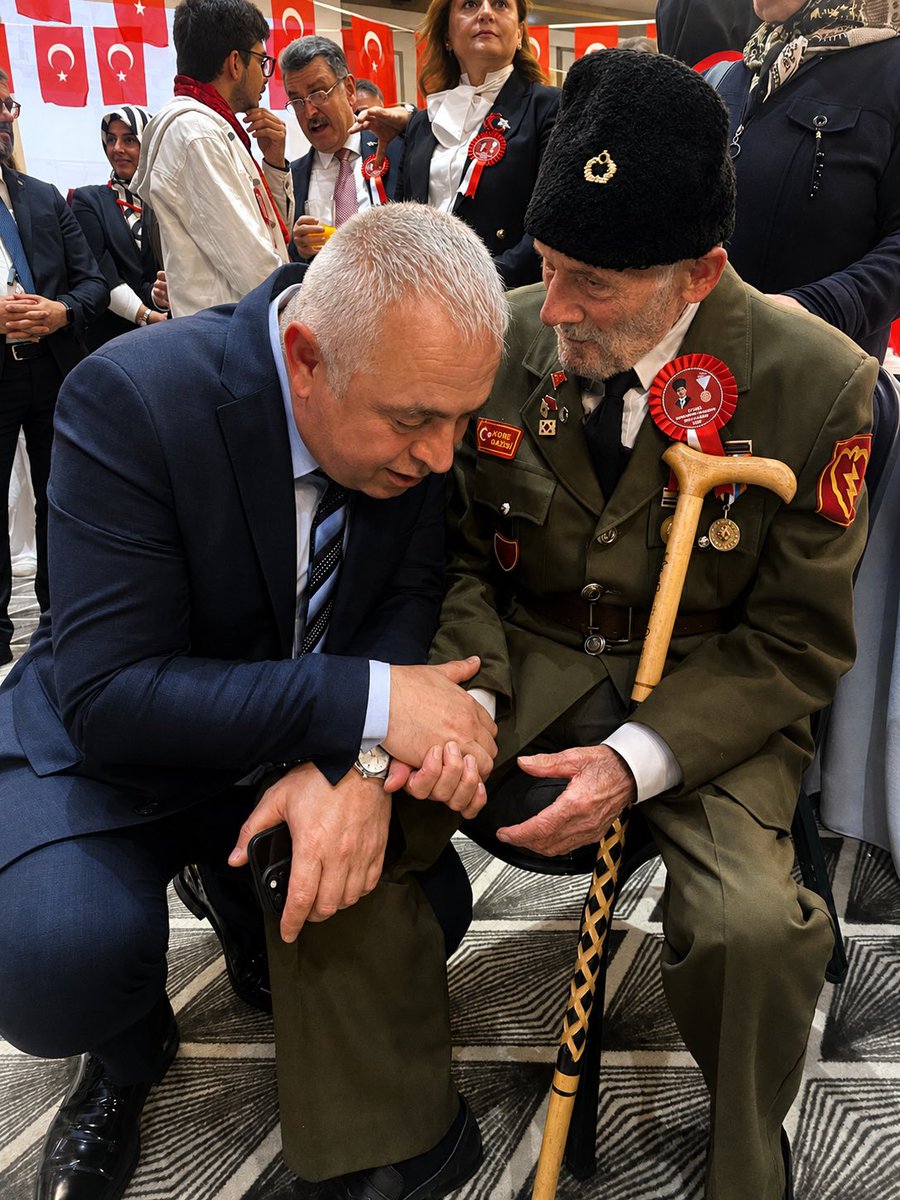 ADEM__AYDIN's tweet photo. 19 Eylül Gaziler Günü vesilesiyle, Valiliğimiz tarafından düzenlenen gazilerimizi anma törenine; il yöneticilerimiz, ilçe başkanlarımız ve kadın kollarımızla birlikte katılım sağladık.

Vatanımız ve milletimizin bekası uğruna fedakârlık gösteren tüm gazilerimize şükran ve minnetlerimizi sunuyor; ebediyete irtihal eden gazilerimize ve aziz şehitlerimize Cenab-ı Allah’tan rahmet diliyorum.

Hayatta olan gazilerimize sağlık, huzur ve hayırlı ömürler temenni ediyorum.

Gaziler Günü’müz kutlu olsun.