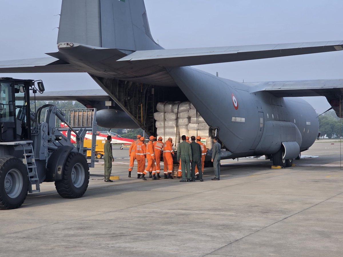 prodefencejammu's tweet photo. Continuing its HADR efforts in Nepal, the Indian Air Force has launched another C-130 to Kathmandu, the 9th aircraft, carrying 11 tonnes of relief material.
#Nepal #HADR #HADROps #IndiaNepal #NeighbourhoodFirst
@DefenceMinIndia @SpokespersonMoD
@HQ_IDS_India
@IAF_MCC
@adgpi
@indiannavy
@NDRFHQ
@MEAIndia
@IndiaInNepal
@air_veterans
@ANI