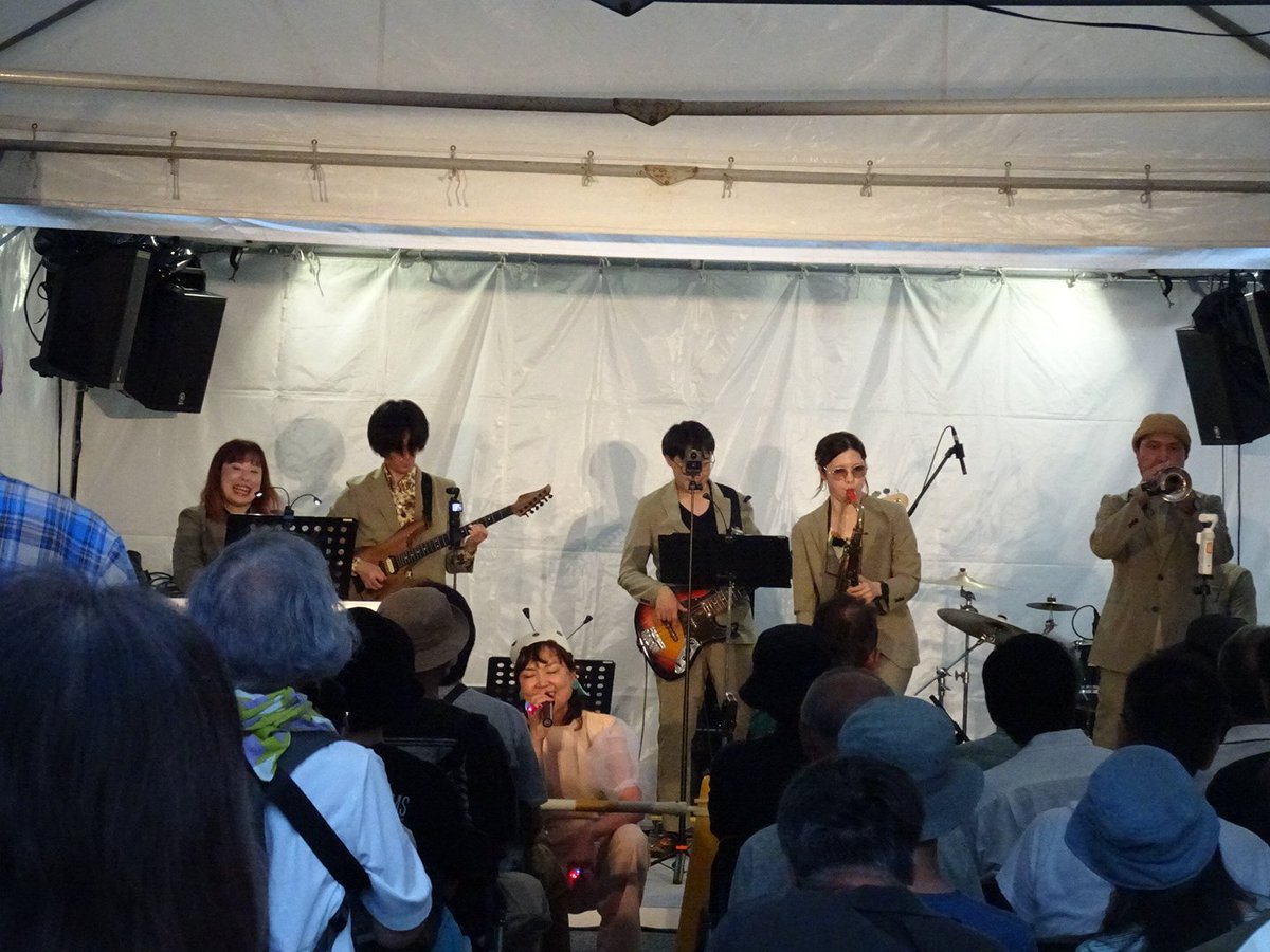 nakyapyon's tweet photo. 今日の今日までジャズストあることすっかり忘れてたのにふと気付いた自分グッジョブ。ふらっと行って楽しめるのがいいよねジャズストは。ほいであとイケオジ祭り(←語弊)。今年も六神丸さん見れてよかった♪ https://t.co/itjRNlZ5jF