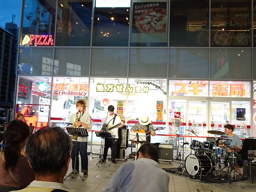 nakyapyon's tweet photo. 今日の今日までジャズストあることすっかり忘れてたのにふと気付いた自分グッジョブ。ふらっと行って楽しめるのがいいよねジャズストは。ほいであとイケオジ祭り(←語弊)。今年も六神丸さん見れてよかった♪ https://t.co/itjRNlZ5jF