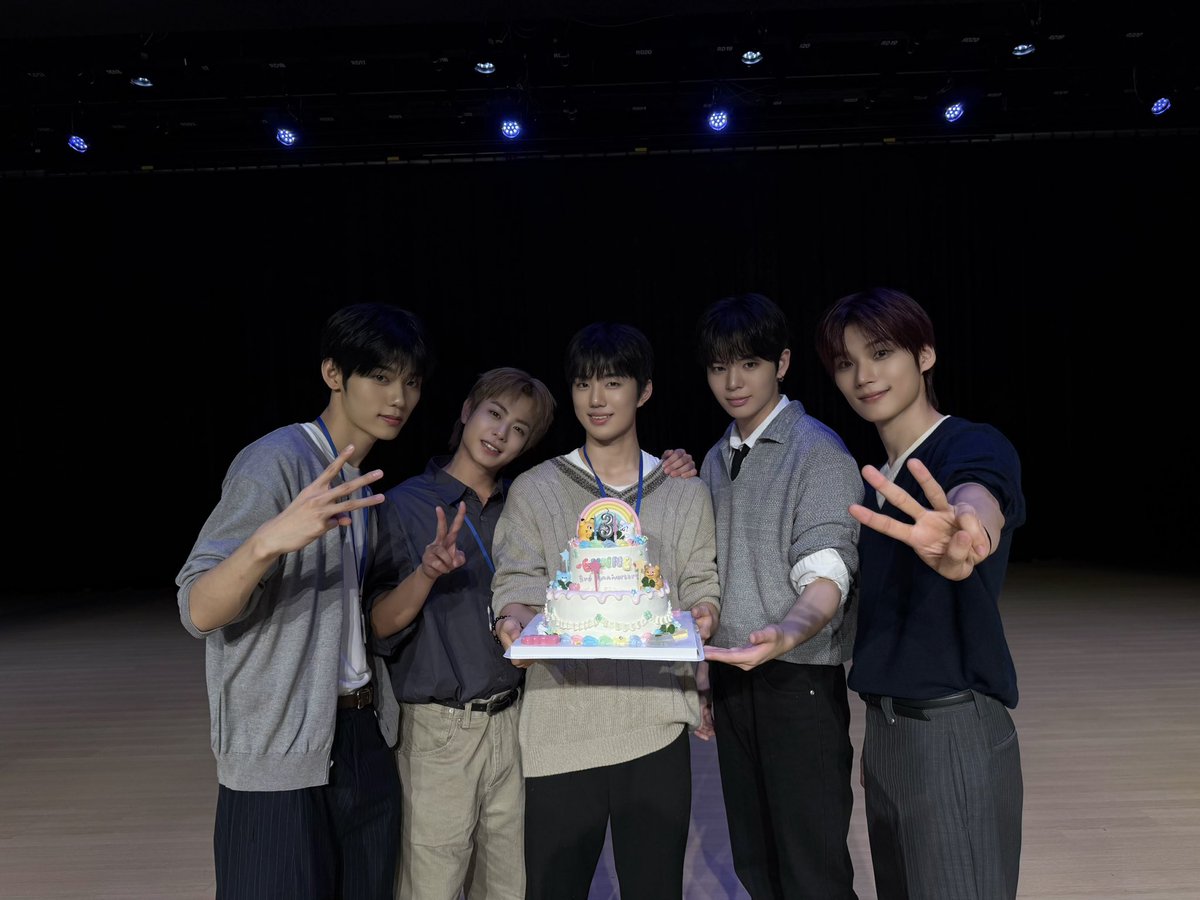 EVNNE_official's tweet photo. [📸]
260919

엔브 학생 여러분 〰️ 오늘 강의 평점은 3점 만점에 919점‼️ 평생 졸업은 없어요❤️‍🔥  #EVNNE #이븐 #EVNNE3rdanniversary #Ennve_More_Festa https://t.co/YO4iwaXwIi