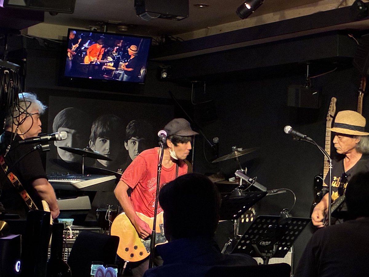 nob_rr's tweet photo. 後ろでFAB4が見てるところでストーンズやってました。 https://t.co/VHzW3UhZYK
