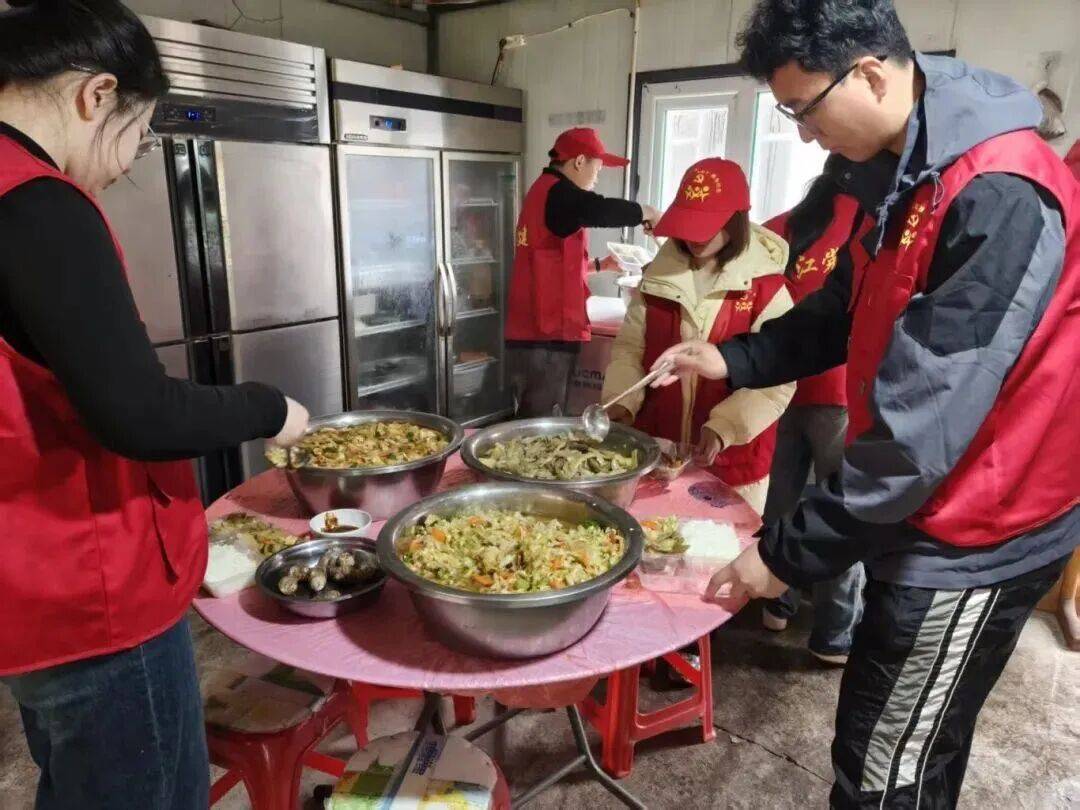 NatalieOakxb's tweet photo. Hoy acompaamos a los adultos mayores del centro comunitario a cocinar juntos, reírnos y compartir un rato cálido Voluntariado que llena el corazón! https://t.co/4l2j6oVNZu