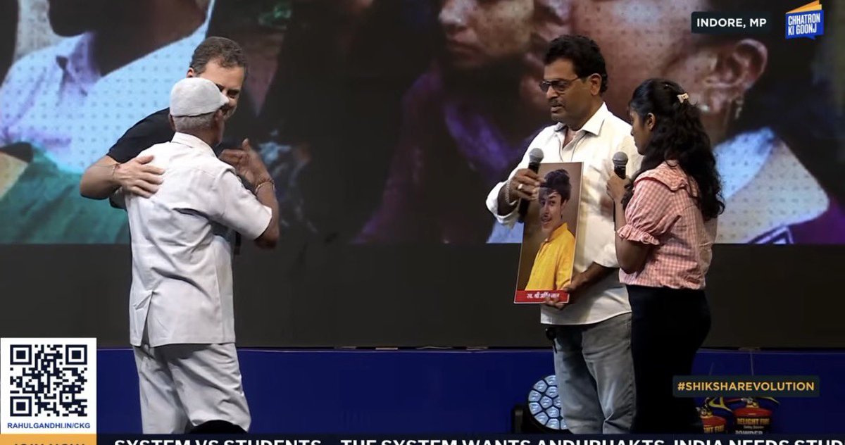_pallavighosh's tweet photo. Arpit raj died in the satya niketan collapse - his family was on stage in indore today .. with @RahulGandhi https://t.co/Yhqw9n5ZlS