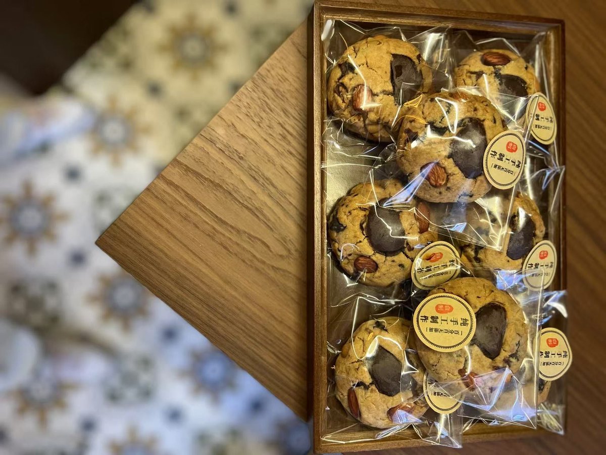 mochp018676's tweet photo. Just baked warm chocolate chip cookies, left a plate on the porch for next door neighbors! A small sweet surprise to brighten their day. ， https://t.co/bBDb75Qhdo
