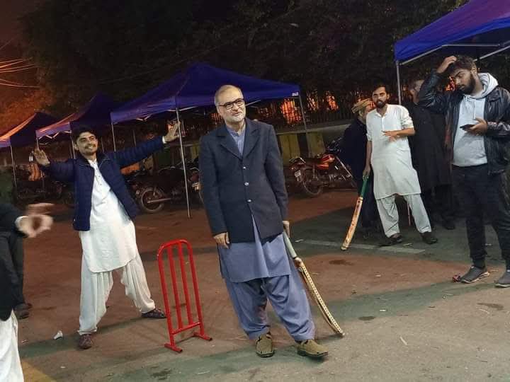 KamranAshraflo2's tweet photo. ڈاکوؤں کے ڈیرے پر لوٹی ہوئی دولت کی بندر بانٹ پر لڑائی جاری تھی کہ حافظ صاحب نے لٹے ہوؤں کو ساتھ ملا کر ڈیرے پر دھاوا بول دیا🔥

سسٹم کی تو بینڈ بجادی ایک اکیلے حافظ نے ✌️

#HafizNaeemRehman
#JI_SuperLongMarch https://t.co/AazAM2zVWt