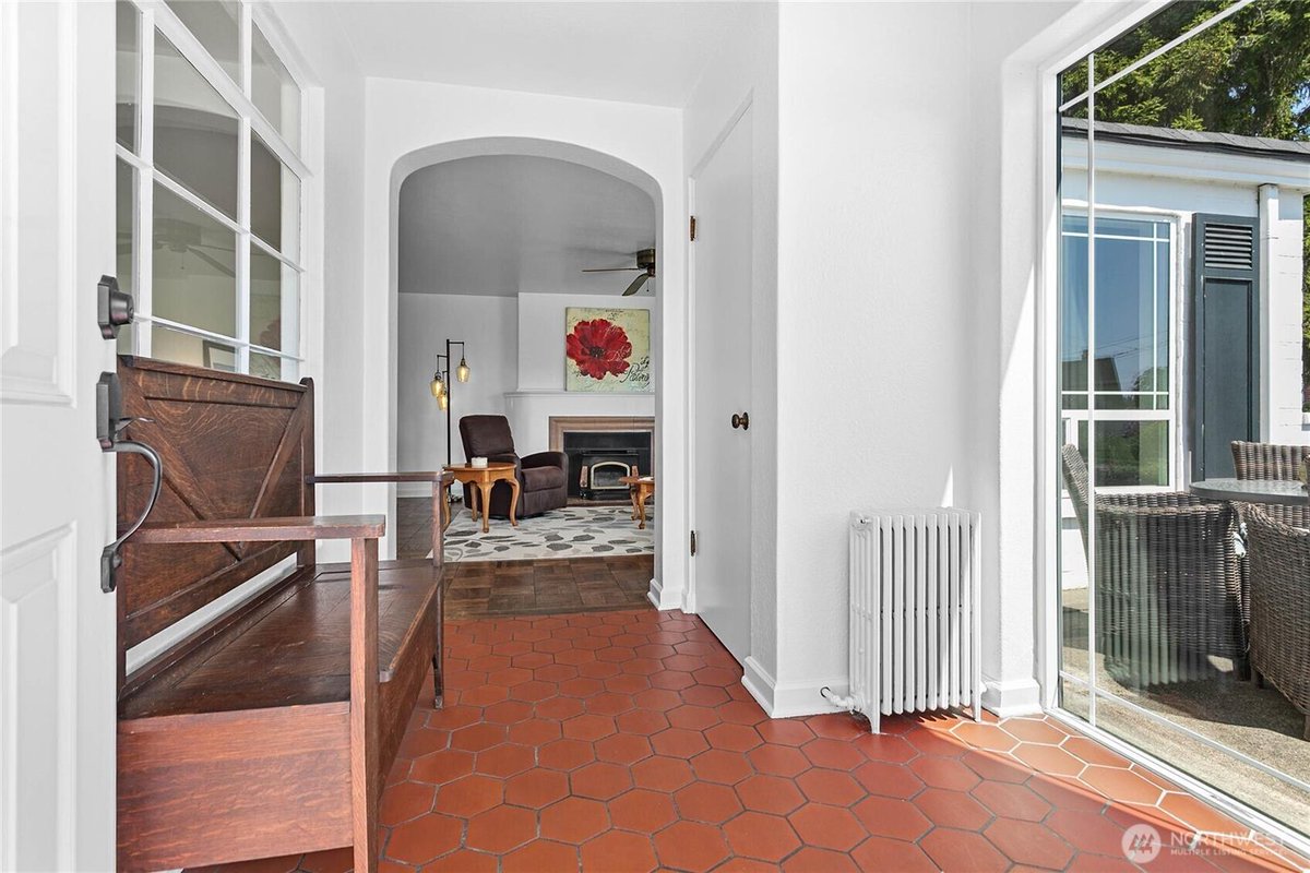 LyleSorenson's tweet photo. There's never a bad time to live in a high-end home. This one could be yours!
#CallLyle #DreamHome #BuyAHome #SellYourHome #BellinghamWA #FerndaleWA #hgtv #bravotv #WindermereRealEstate #SeattleWA #luxuryrealestate https://t.co/ShBCfclRlN