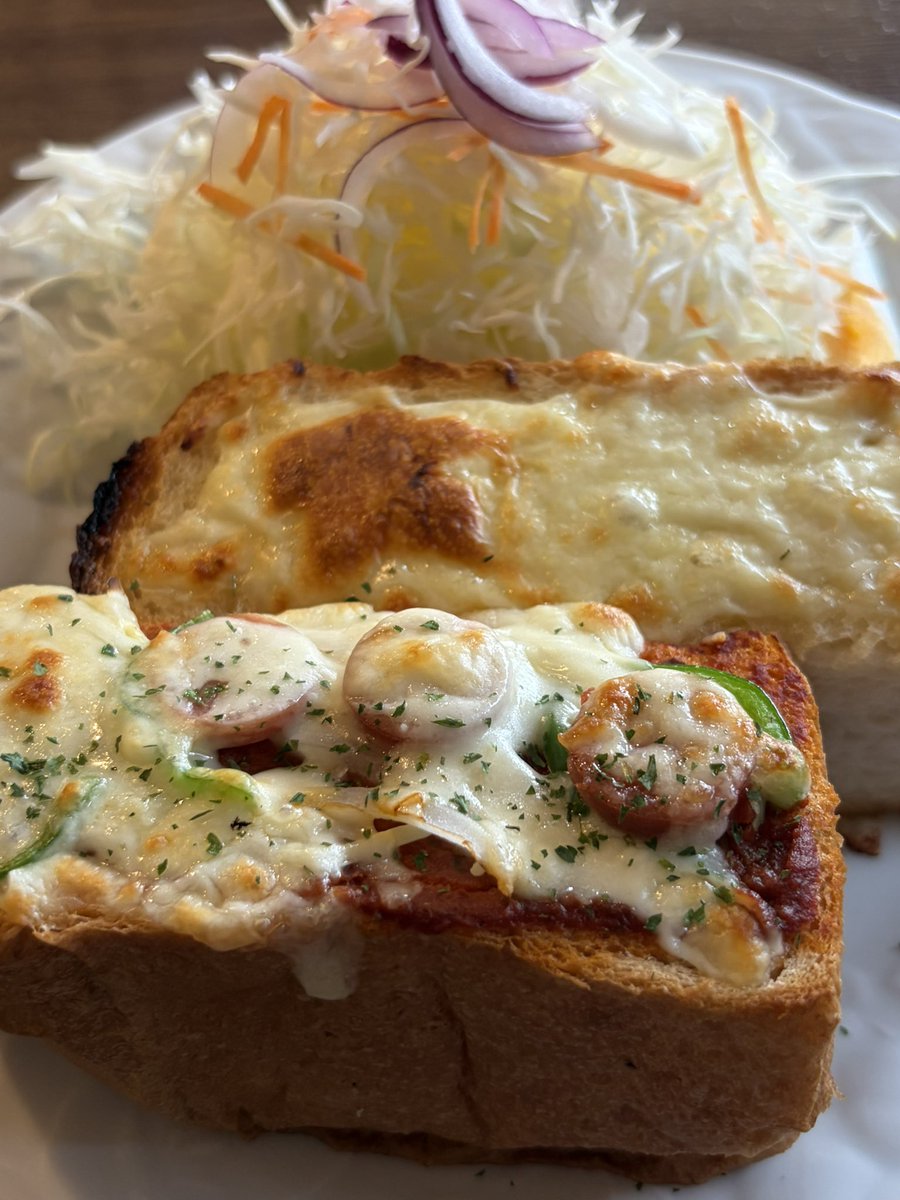 ares_DQ10's tweet photo. 水曜日に給湯システムが壊れたせいでバタバタして、予約してたのに引き取りに行けなかった新刊をやっと今日手に入れた！🙌
ランチの分厚いトーストも美味しくてハッピー😋

給湯メーカーが来れるのはシルバーウィーク明けだからそれまで温泉通いじゃ♨️ https://t.co/toErg9TtRB