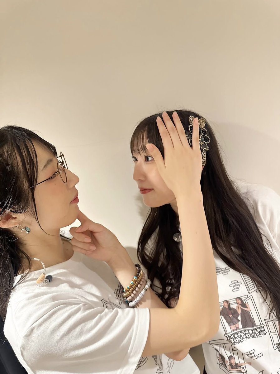 soiminJJ's tweet photo. るるちゃんが一番お姉さんになた後、彼女みたいに甘えてる姿を見れる未来があるとは予想できなかった🥹
しかも10歳年下の末っ子に🧡💚🧡💚 https://t.co/Qbsd62qCwm
