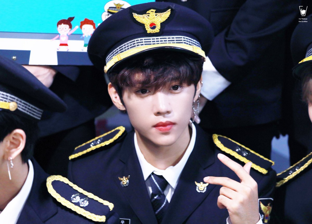 timetoksw's tweet photo. 180920 송파경찰서 홍보대사 위촉식 

#더보이즈 #선우 #THEBOYZ #SUNWOO https://t.co/6RN2w4batk