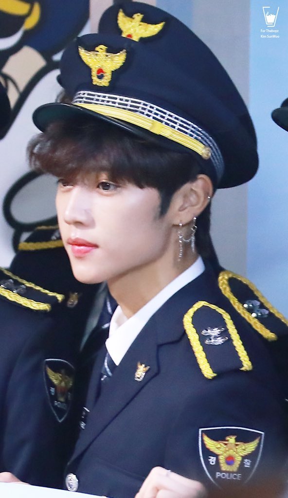 timetoksw's tweet photo. 180920 송파경찰서 홍보대사 위촉식 

#더보이즈 #선우 #THEBOYZ #SUNWOO https://t.co/6RN2w4batk