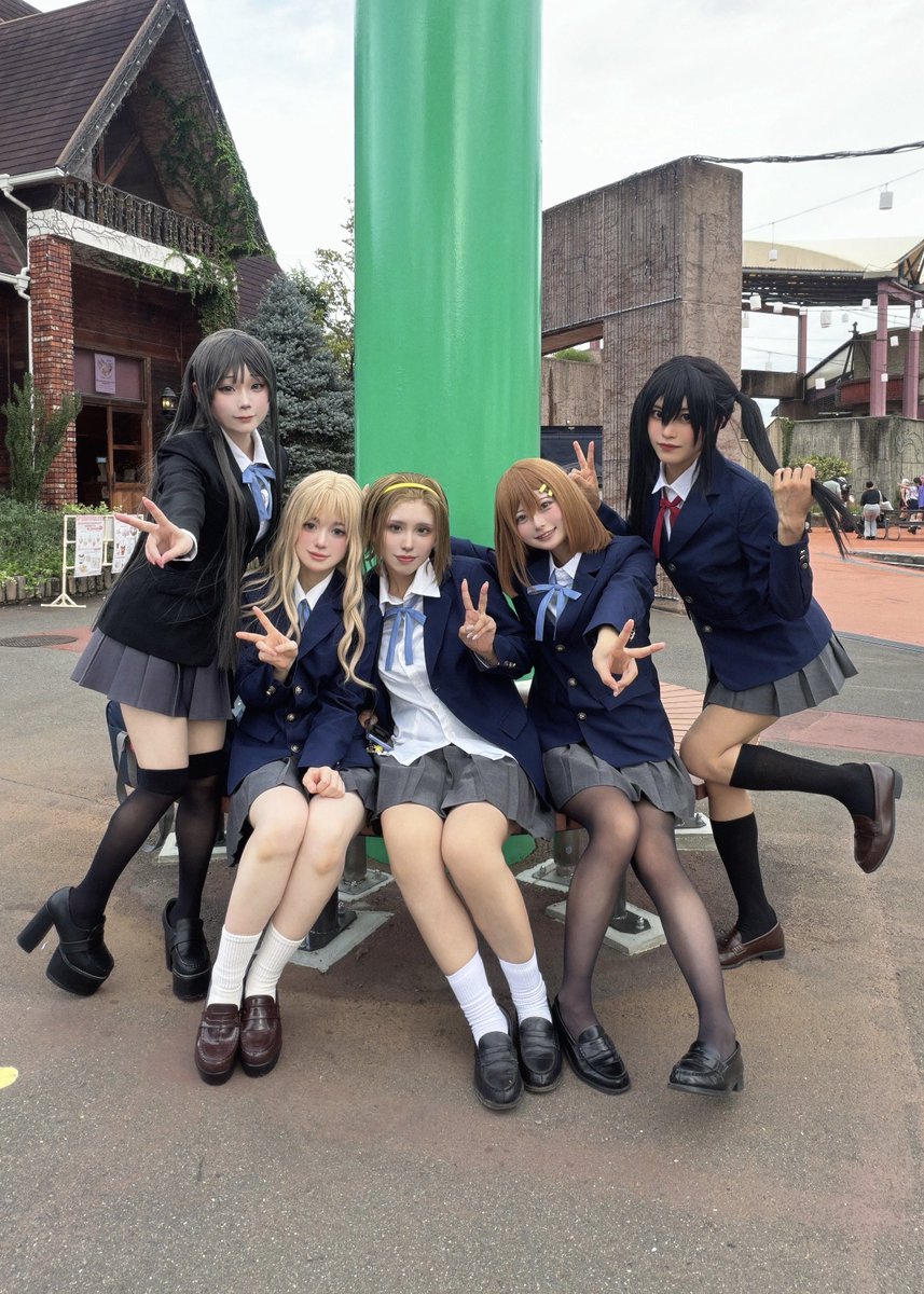 sensei0122's tweet photo. cosplay 
先輩に囲まれながらあずにゃんしてきました😽💝
 #アコスタひらパー https://t.co/o50aLxWq5h