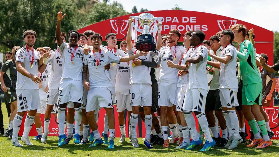 MadridXtra's tweet photo. 🚨 HISTORY: Juvenil A is the FIRST Spanish team to win all these trophies in the same year. 

• Intercontinental 
• Youth League 
• Copa de Campeones
• Liga https://t.co/Aal7QmULL4