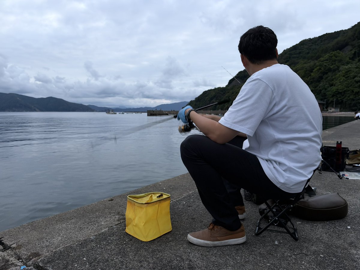 ckn_03's tweet photo. シルバーウィーク初日はダーリン趣味の釣りの為に1ヶ月ぶりに福井県きた！
五湖テラス寄って小川漁港？で永遠に釣り🎣嫁はブルーシートの上で永遠に転がってた😌安定の自称ディズニープリンセスだから行きの高速と帰りの田畑で鹿🦌に遭遇👸ダーリン爆睡SAの間に爆買い嫁😌癖な工芸品に出会った😌 https://t.co/0eTjQGGLsO