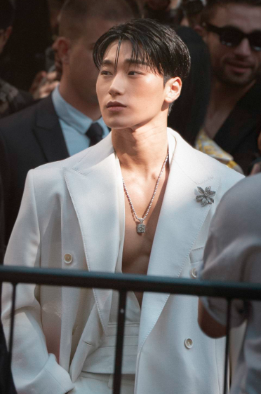 AboutMusicYT's tweet photo. San of ATEEZ is confirmed to attend the Dolce &amp; Gabbana Fashion Show in Milan on September 26th. https://t.co/v8l10xe0Zm