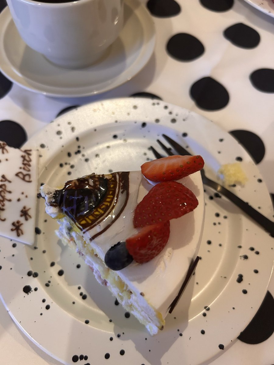 jimikook0910's tweet photo. 今日おいら誕生日なんでブチャがケーキから出てこようとしました🎂
昨日一足先に食っちまったよ
美味かったよ https://t.co/V6Djj04N5q