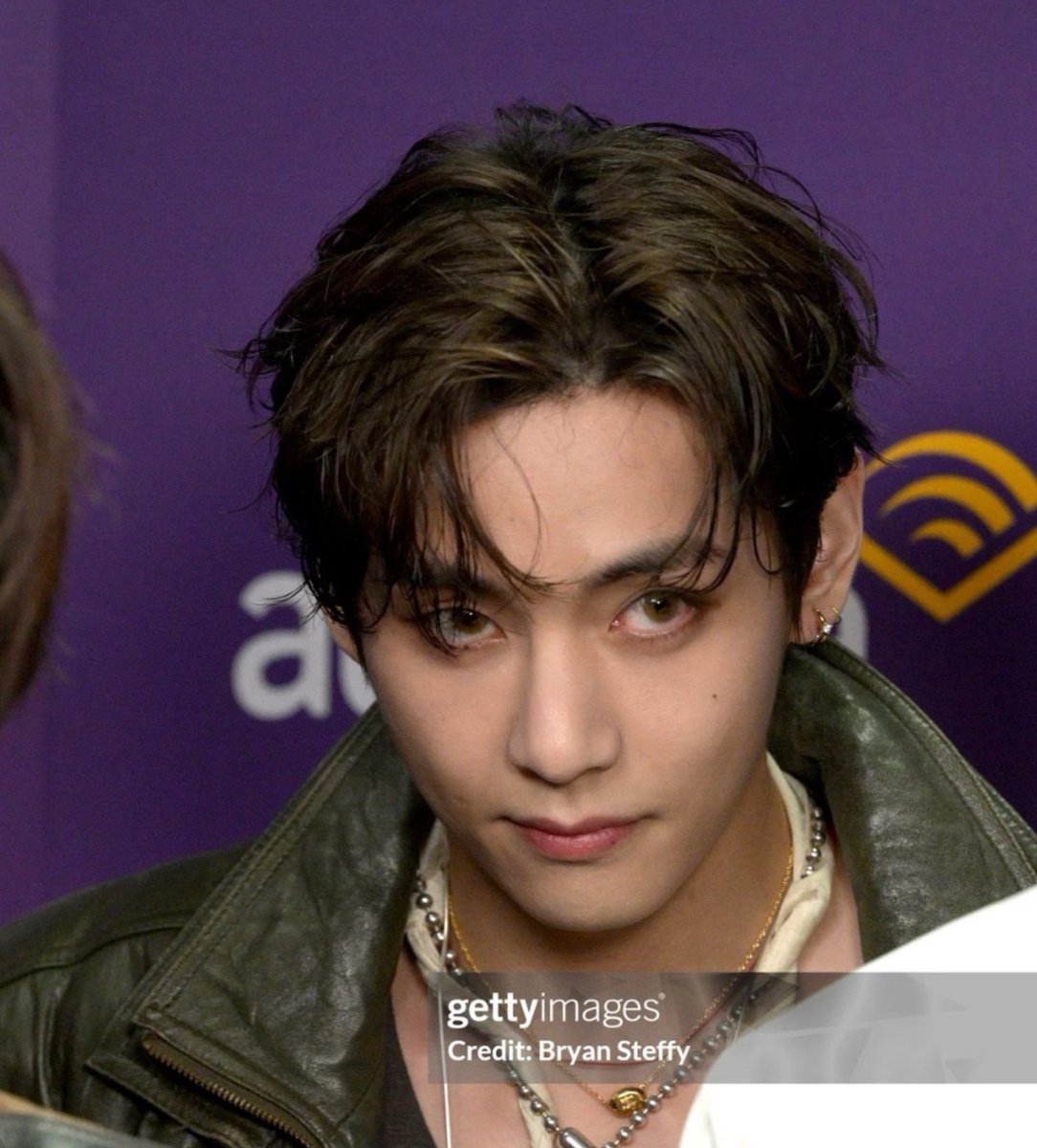 wwitboyvante's tweet photo. yesil giyince orijinal ela gozleri daha cok ortaya cikiyo hep yesil giy korede dogal ela gozlere sahip iki kisi var zaten biri go ara oburu kim taehyung gozlerini bizden saklama canim 💔 https://t.co/IIHdPSzeD2