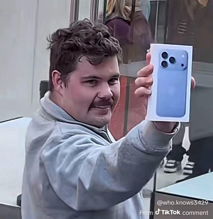 RjeyTech's tweet photo. This guy bought the correct iPhone iPhone 18 pro colour. https://t.co/NMi7DQpQUU