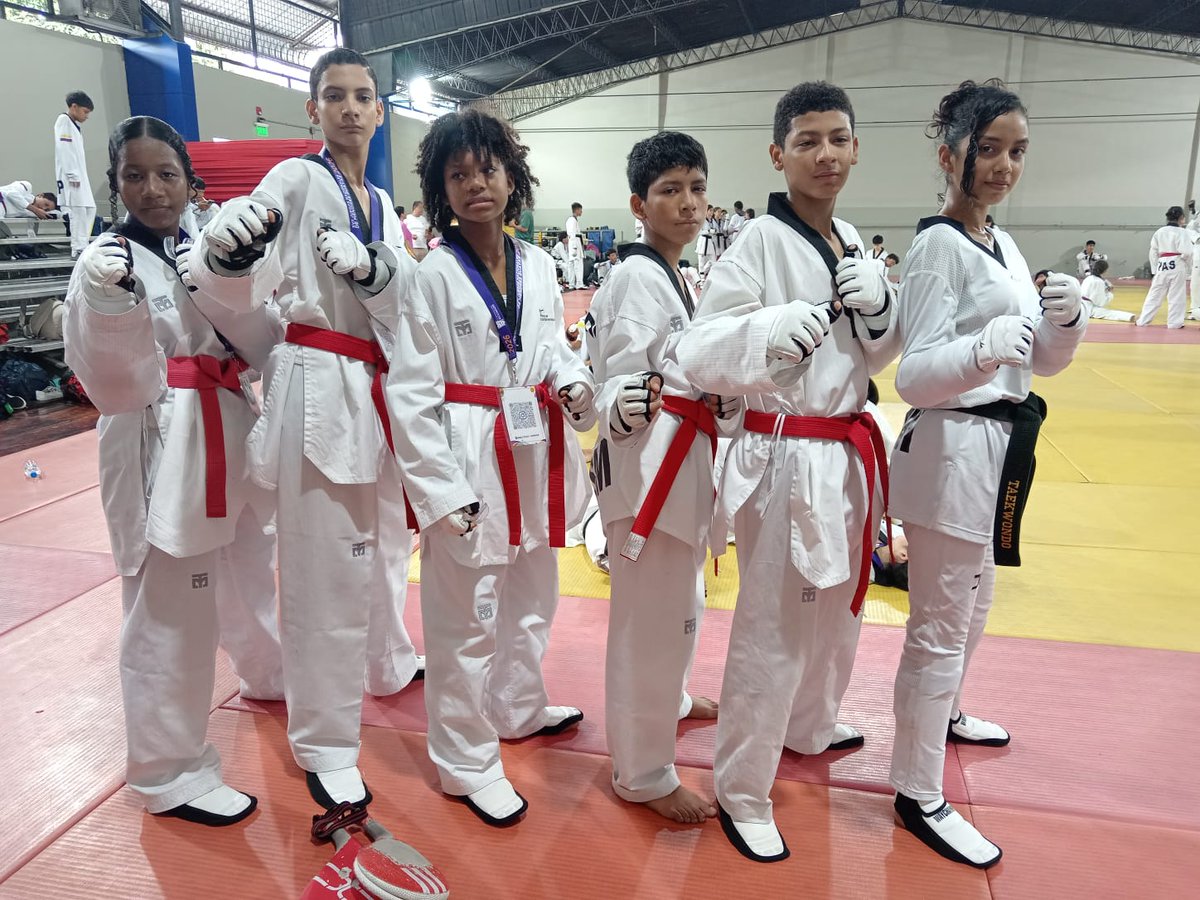 fedesme_2026's tweet photo. Hoy compite nuestro equipo de Taekwondo modalidad TK3 conformado por: Bendy, Cristhian, Thiago, kimi, Valentiona y Liseth junto a su equipo técnico multidisciplionario representarán a nuestra provincia en los XVII Juegos Nacionales de Menores Guayas 2026. !Mucha Suerte Chicos! https://t.co/8720iy4gM5