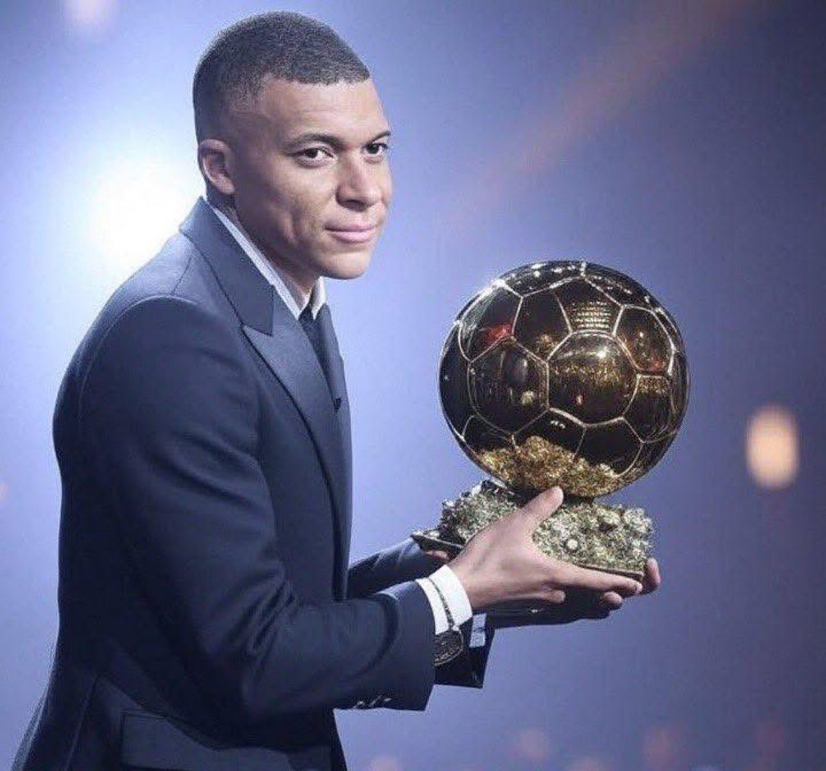 mbappeworld98's tweet photo. 🚨 Zinédine Zidane 🇫🇷 sur Kylian Mbappé 🇫🇷 :

« C’est un joueur IMPORTANT. C’EST LE MEILLEUR JOUEUR DU MONDE. » 👑🔥

Quand Zidane parle, on écoute.

KYLIAN MBAPPÉ. 🌕🏆 https://t.co/FPEZwjhy6C