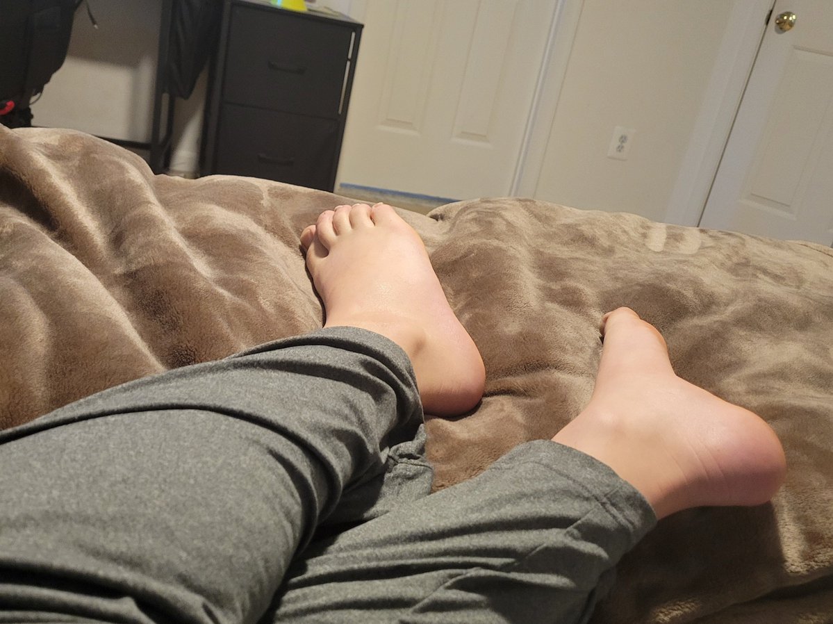 yippeeyappy111's tweet photo. quick feet reveal, shrugs https://t.co/VZIYuJxYjj