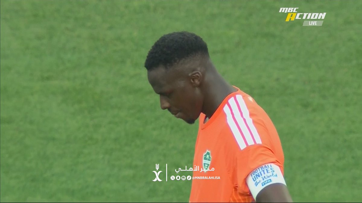 xizioq's tweet photo. أعان الله كل شخص مثل هذا اللاعب وباقي اللاعبين جاء عشان يمثل فريق يرفع راس بلد ماهي بلده لكنه تفاجئ أن مسؤولين هالبلد هم اللي يحاربون النادي اللي منهم وفيهم ماينلاموا على صدمتهم ماعمرهم شافوا هالشيء بحياتهم https://t.co/8qXafD7X38