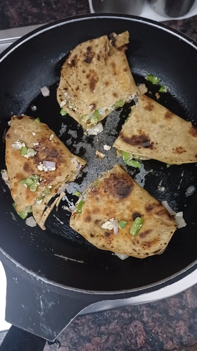 KaranMinz's tweet photo. Made #tacos from previous night #roti instead of throwing it. Put some #paneer #shimlamirch #chees #origano ..it was #crunchy. #nowasting #use #receipe #nowastage #leftover #usingagain #consume #cookless #create #avoidwaste https://t.co/zjyiMFVyrg