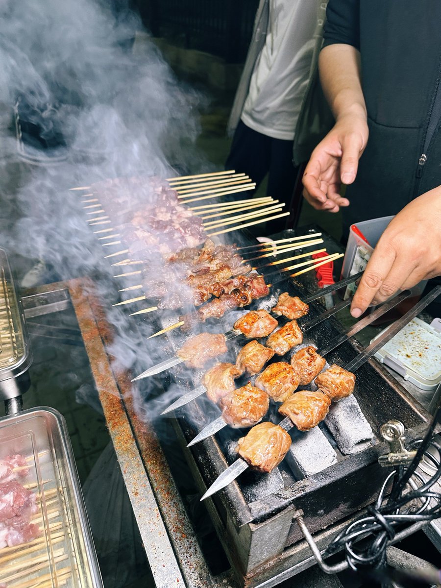Suvojit_rkmsm's tweet photo. Craving authentic late-night street bites Spicy Sichuan skewered meat grilled over charcoal, hot and fragrant oil dripping down—pure joy in every bite! ， https://t.co/NZolSbo8Zg