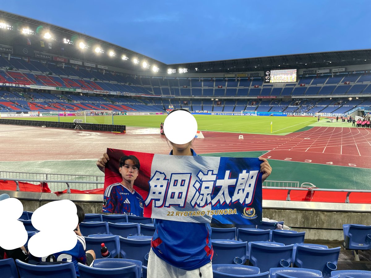 5hiori_06's tweet photo. 今シーズン初ホーム戦🏠❤️‍🔥
今日は14:30から日産にいたけど、いろんなイベントに参加したのであっという間に時間が過ぎた❣️
今年のタオルは角田にしました✨

今日は、フラッグベアラーも当選✨🥰
いい思い出になりました〜

#fmarinos https://t.co/WwjACEAAd0