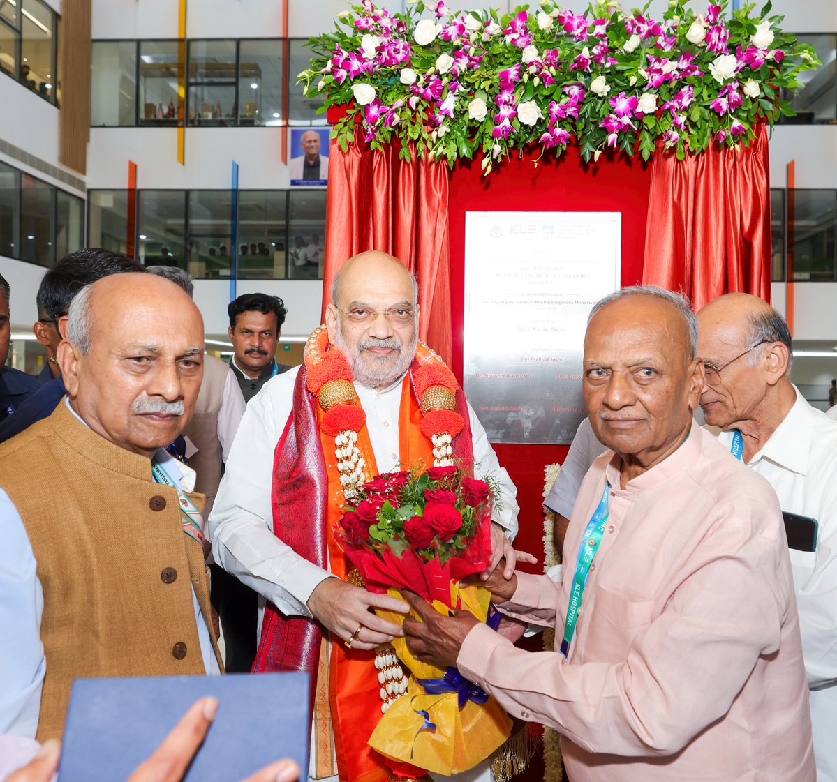 AmitShah's tweet photo. Today, visited the campus of JGMM Medical College and KLE Hospital and Medical Research Centre in Hubballi, Karnataka.

KLE has been serving the nation for over 110 years through education and healthcare. The new facility, with 250 MBBS seats and 1,200 beds, 300 of which are reserved for the poor, marks a new milestone in extending world-class healthcare across Karnataka.