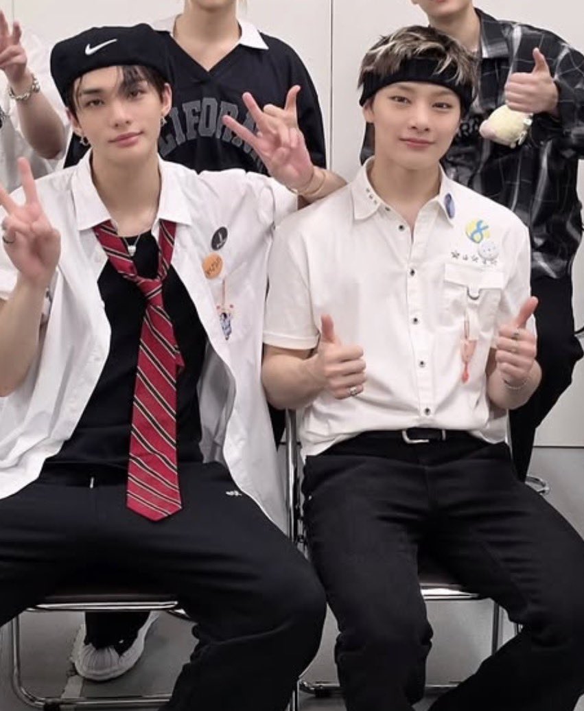 hyuuvita's tweet photo. hola soy nueva en el kpop y me gustaria stanear a skz, ellos son novios?? y se besan y se pasan el chicle?! https://t.co/ufzkQh3i5B