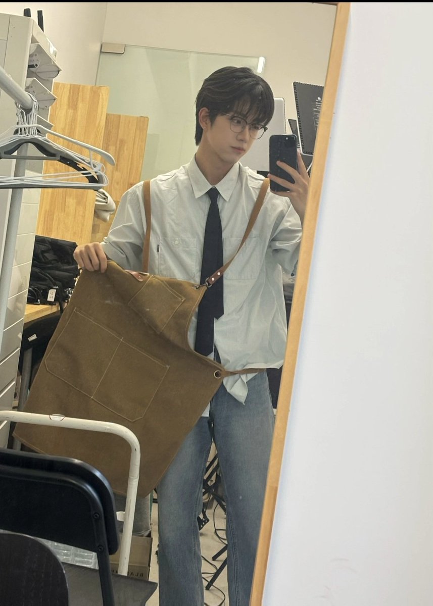 chaeuyuet's tweet photo. Another busy day passed smoothly! ☕️
The customers today were all so friendly, but something felt a bit.. off? They kept asking me to act cute and show off, but I’m just a part-timer at a cafeduring my break. It's a bit.. embarassing. 😥 https://t.co/YDVRKjG3Ky