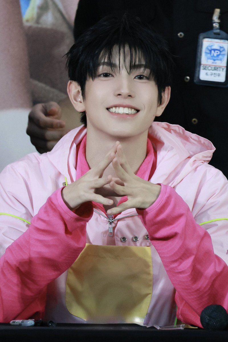 RYuki16N's tweet photo. Hoje o dia é todinho dele Yuki feliz aniversário, que você continue sempre com esse sorriso lindo esse carisma e esse coração gigante que você tem. Sinto orgulho em dizer que sou seu fã e que escolhi a pessoa certa. Feliz 19 anos Yuki ♥️♥️♥️🇧🇷🇧🇷🇧🇷🎂🎁
#Nexz #Yuki @NEXZ_official https://t.co/sO8B8jXfnK