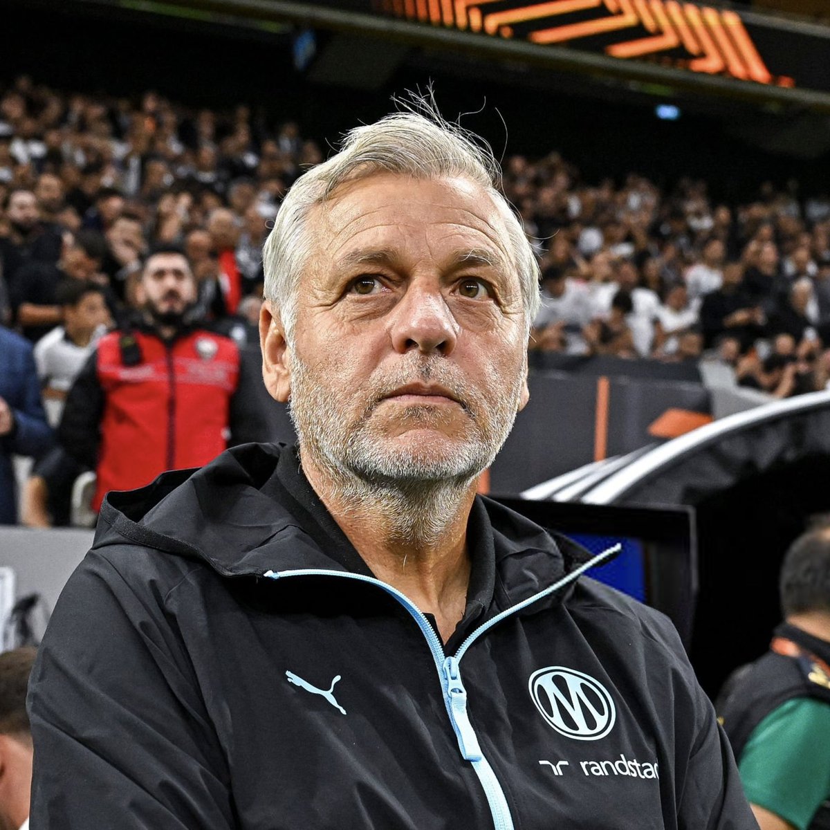 ActuFoot_'s tweet photo. 🚨 Bruno GENESIO 🇫🇷 sur Luis ENRIQUE 🇪🇸 : « Un message à lui faire passer ? JE N’AI PAS DE MESSAGE. 😁

Arriver à gagner deux Ligues des Champions de suite est très difficile. JE N’AI PAS DE CONSEIL À LUI DONNER.

Qu’il reste comme il est, notamment en conférence de presse CAR IL ME FAIT PLAISIR. 😁

Il a dit qu’il est prêt à parier sur le futur champion, je suis assez d’accord avec lui, même s’ils ont eu un début de championnat un peu poussif. 

Demain, je sais que ce sera la vraie équipe du PSG qu’on verra, celle de la Ligue des Champions. » 🤝

🎙️ conf. de presse
