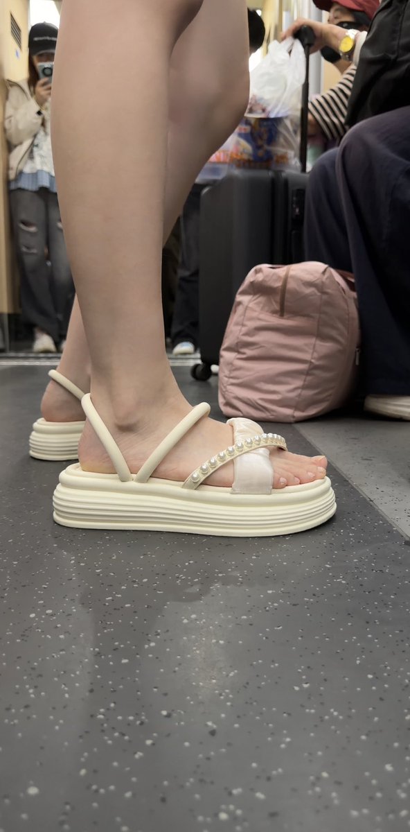 dongqi46082's tweet photo. 先映入眼帘的是那双鞋。 珍珠绕过脚趾，带子陷进一点肉里，脚背被勒出浅痕。 厚底踩着车厢地板，脚踝细，腿又长，热裤刚好停在该停的地方。
#足控 #美足 #凉鞋美足 #脚趾 #美腿
#街拍 #美脚 https://t.co/4SoirYaIVF
