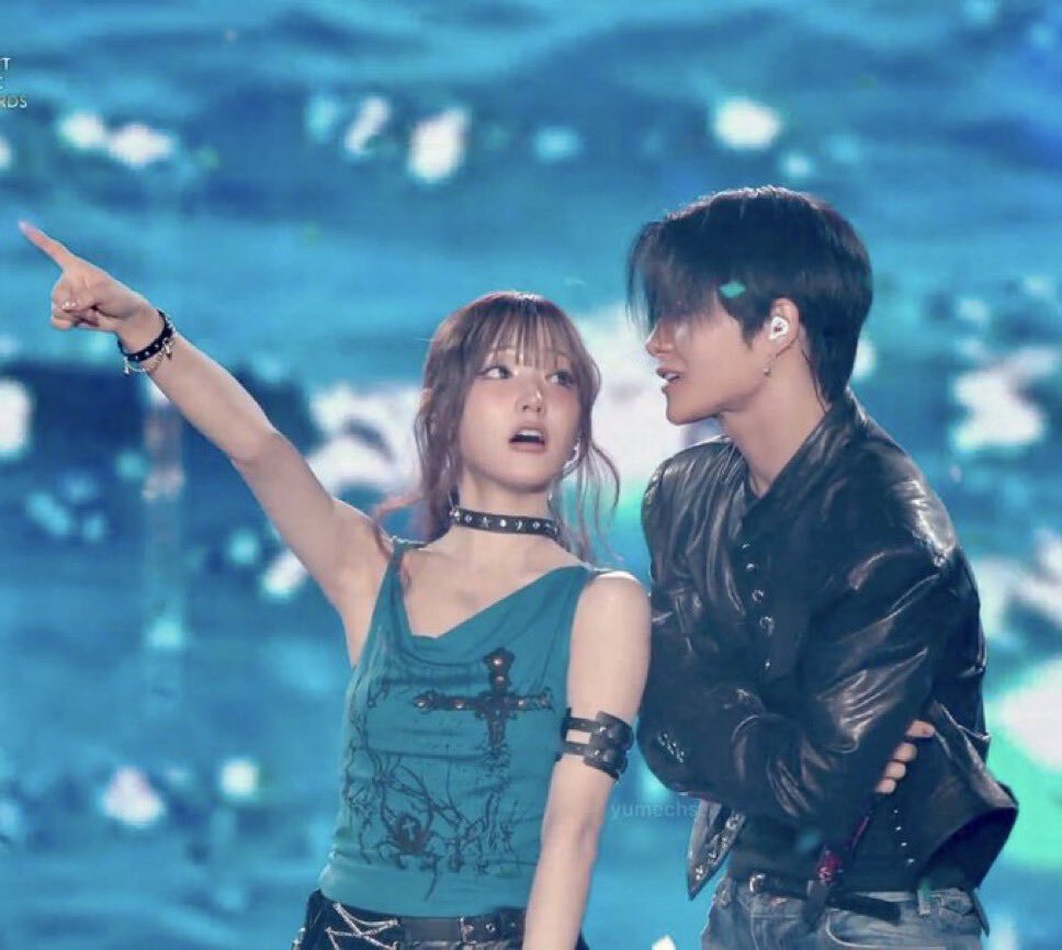 starfess's tweet photo. Liat collab stage mereka malem ini bener² kerasa vibes abang bau oli, adek bau minyak telonnya 😭😭🙏🏻 -star https://t.co/E5oHvX2QF1