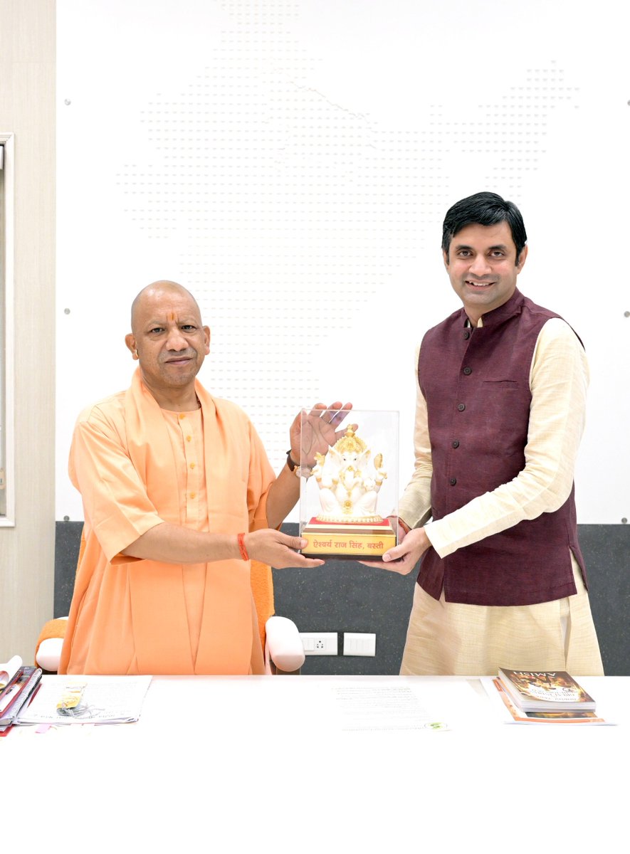 myogioffice's tweet photo. मुख्यमंत्री श्री @myogiadityanath जी महाराज से आज लखनऊ में राष्ट्रीय लोक दल उत्तर प्रदेश के प्रदेश अध्यक्ष श्री ऐश्वर्य राज सिंह जी ने शिष्टाचार भेंट की। https://t.co/H3ZSYd8Y7K