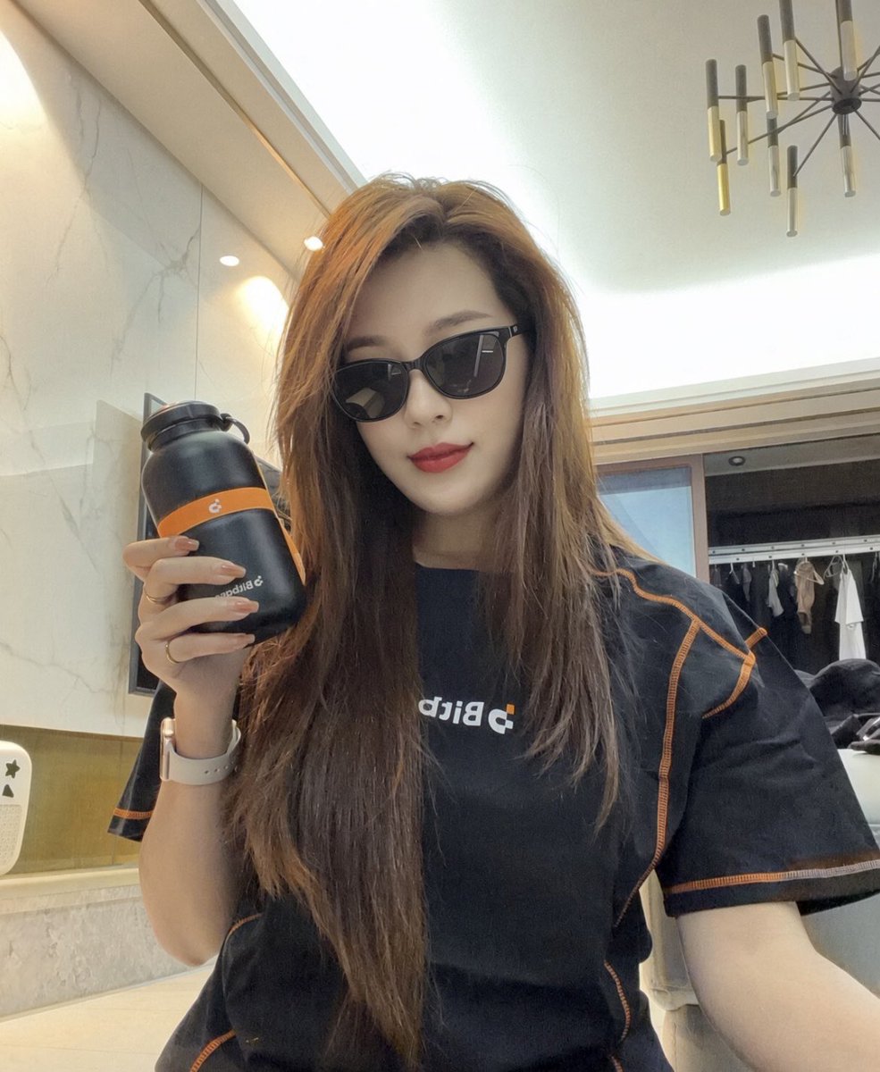 susanryanlin's tweet photo. 🎁🎁🎁给粉丝们送福利了，币贝周边
• 黑色 T 恤一件
• 灰色运动休闲裤一条
• 黑色水瓶一个（316 内胆），中间一条黄腰带，这配色太喜欢
• 黄色/黑色  双面帽子一顶  

之前一直念叨，交易所周边怎么老是只有 T 恤、没有裤子。这次币贝直接把套装安排上了。

抽 3套币贝周边～

参与方式：
关注 @susanryanlin +@Bitbase_cn 
并在评论区“点赞➕留言”即可。
48小时后 grok 开奖！