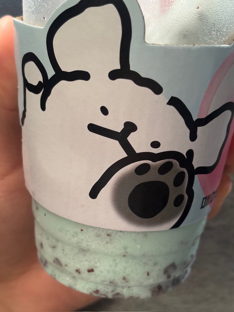 chaeuyuet's tweet photo. Today I had a mint chocolate frappe with some mint candies too~ https://t.co/9XALKICez0
