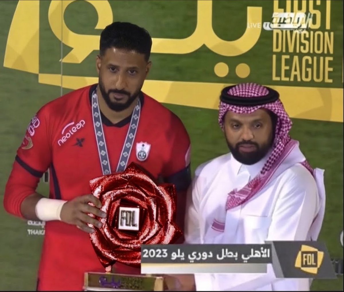 JstMsh's tweet photo. ابلشتونا الحمرونه الحمرونه خلاص صبغناه احمر ارجع جده يا هابط https://t.co/pxGxx8XyYW