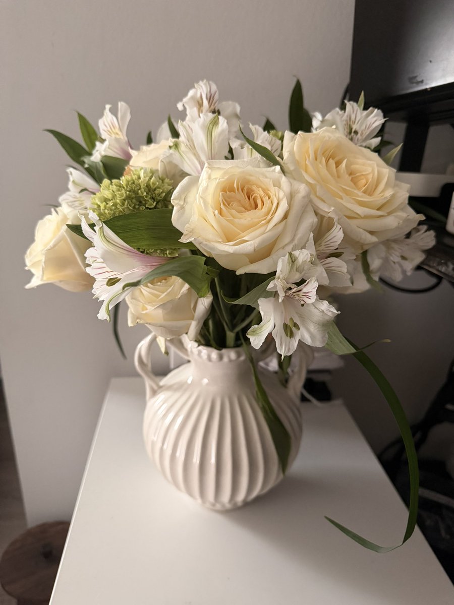 archedqt's tweet photo. more well deserved flowers for the goddess https://t.co/TdVB2I6Ckv