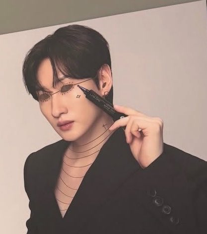 ELFShani's tweet photo. HAHAHAHA WTF 🤣🤣 Acaso ellos garabatearon las fotos del otro ? 

#EunHae #Donghae #Eunhyuk https://t.co/5gwdPbsCph