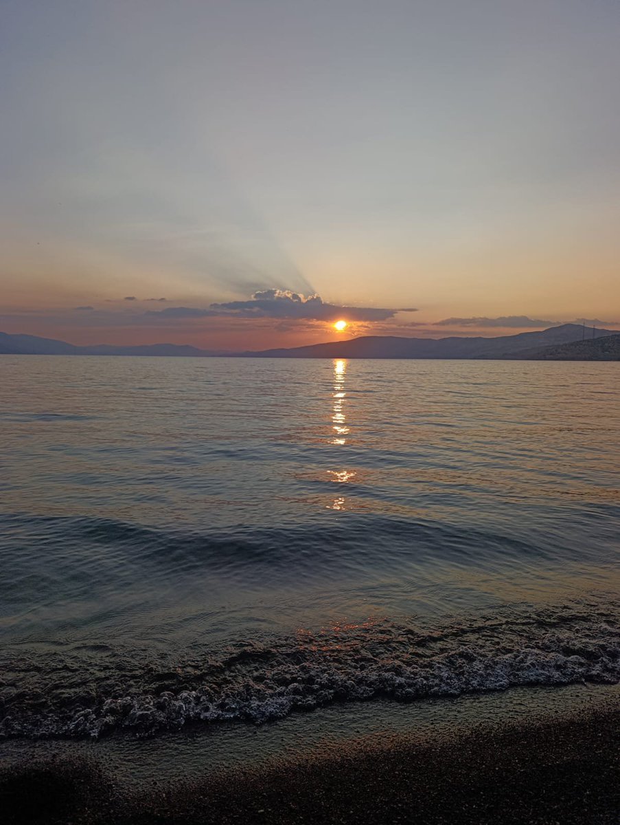 glcn_____'s tweet photo. Günbatımı,su sesi ve biraz kendimi dinlediğim saatler... https://t.co/3dOtZo4oWG