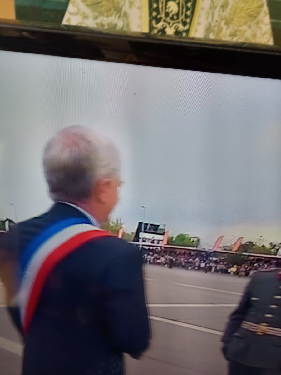 Tequila_sunse_t's tweet photo. #paradamilitar #insecto
Alguien vio el Bicho en la cabeza de Kast en la tele??? Ajskajaja me cague de la risa https://t.co/0JYesZYAaq
